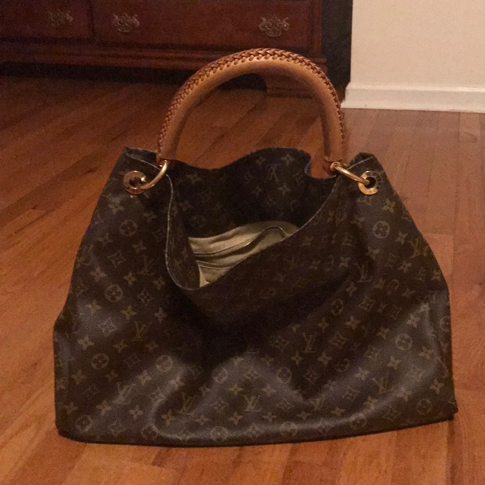 A 100% authentic brown Louis Vuitton hand bag
